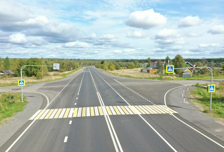 Благодаря нацпроекту на дорогах в муниципалитетах Тверской области устанавливают светофоры и дорожные знаки   